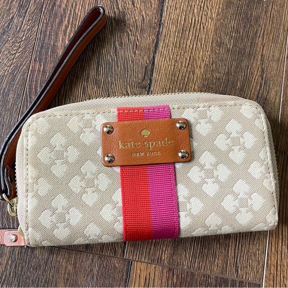kate spade Handbags - Kate Spade Wristlet Wallet, Like New! Matching Purse Available for Sale
